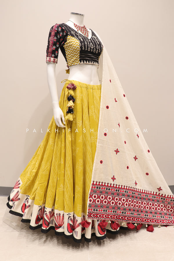 Beautiful Yellow Navratri Chaniya Choli With Attractive Work