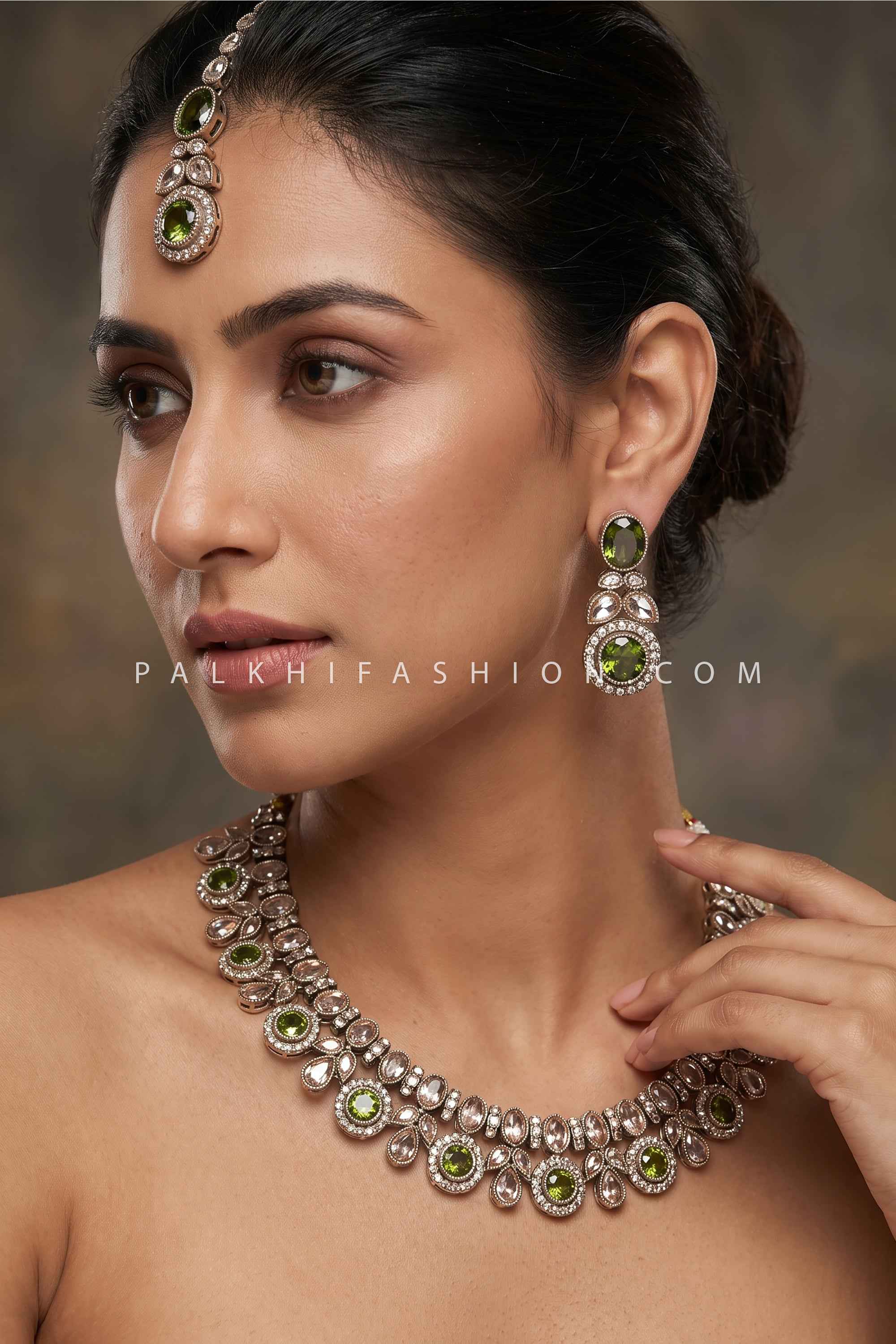 Exquisite Kundan-Inspired Multi-Tiered Necklace Set with Maang Tikka
